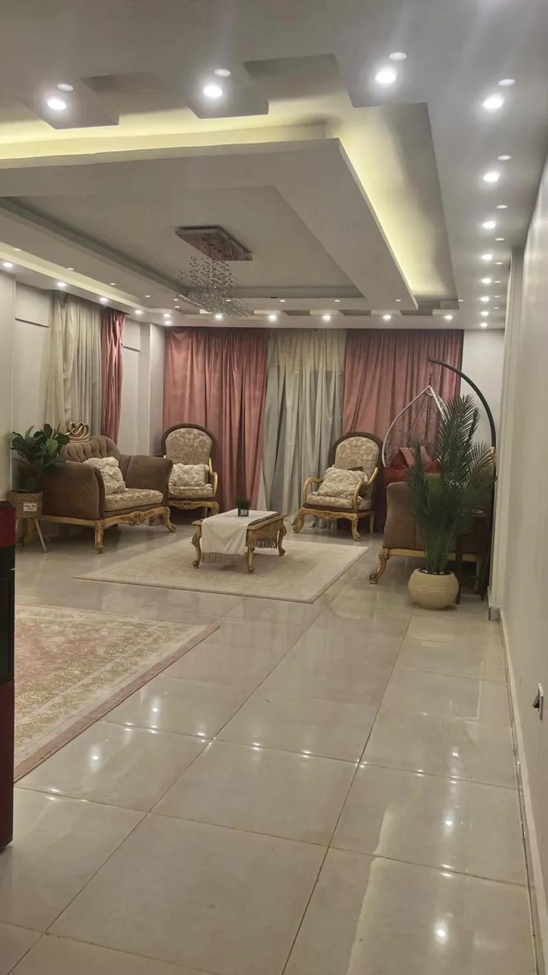 شقه للبيع اكتوبر حي ٢ مجاوره ٧. ١٦٥ متر