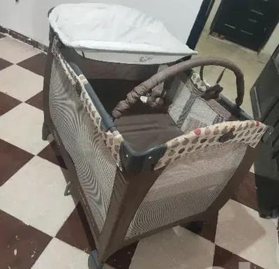 سرير أطفال جريكو Graco أصلي مع طاولة تغيير في 6 أكتوبر, الجيزة - 3,000 EGP