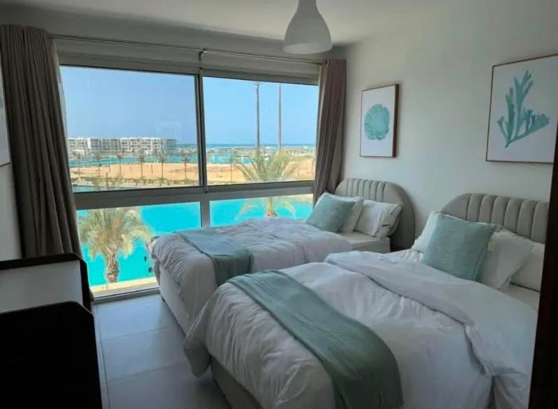للبيع في La vista Ras El Hekma دور اول Ready to move باقساط متساوية
