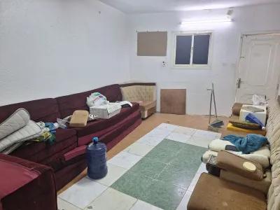 شقة غرفة وصالة ومطبخ صغير وحمام في حي الاجواد مصري ا يمني