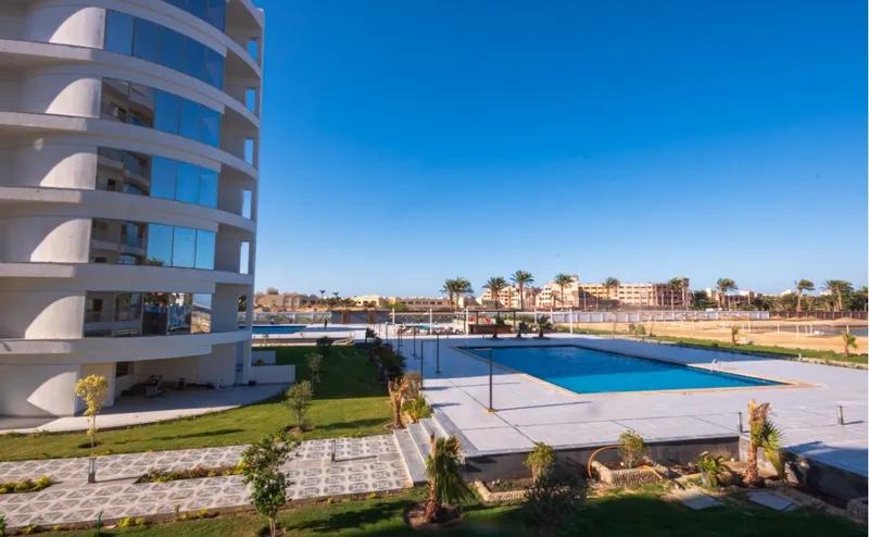 شقه فيو حمام سباحه مساحتها 60 متر مربع استلام فوري