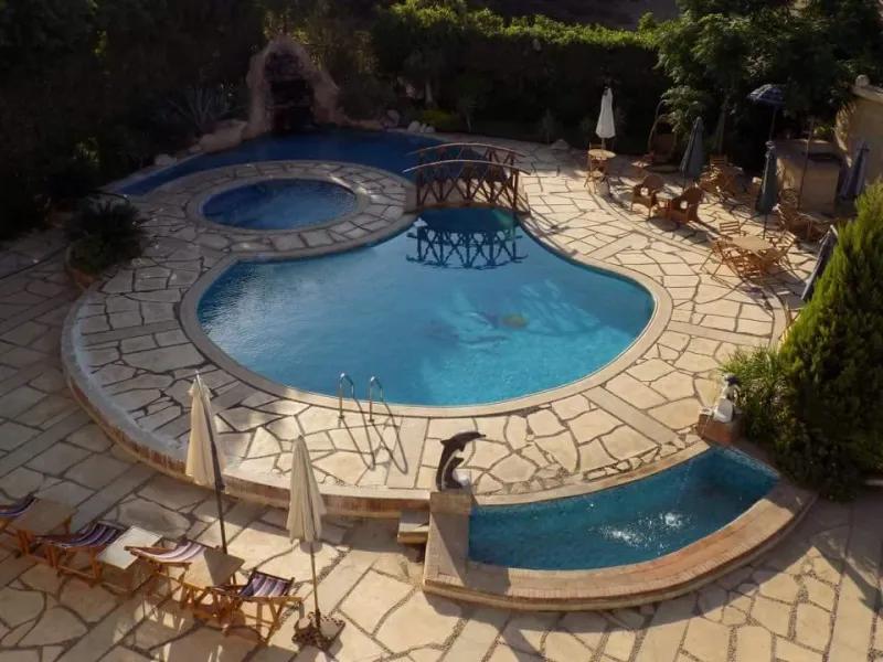 فيلا بيع في المنصوريه مساحة 4900 متر بحمام سباحه وجراج