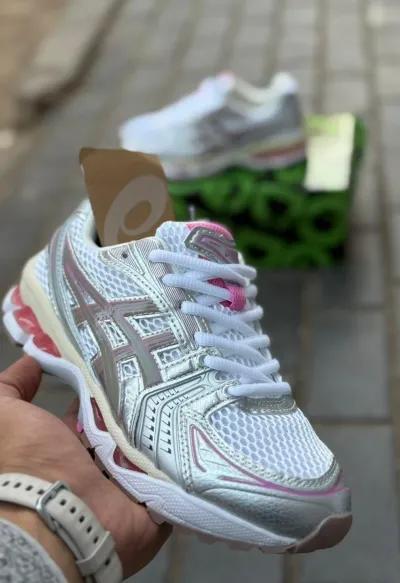كوتشي حريمي ماركة ASICS شيك ومريح جداً في 6 أكتوبر, الجيزة - 1,950 EGP