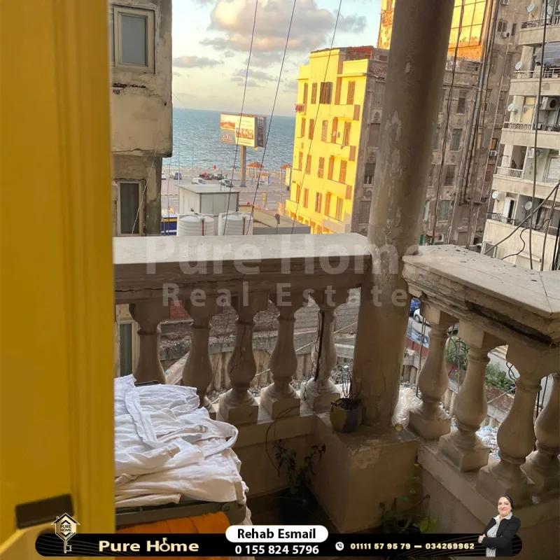 شقة للبيع - كامب شيزار - خطوات من البحر