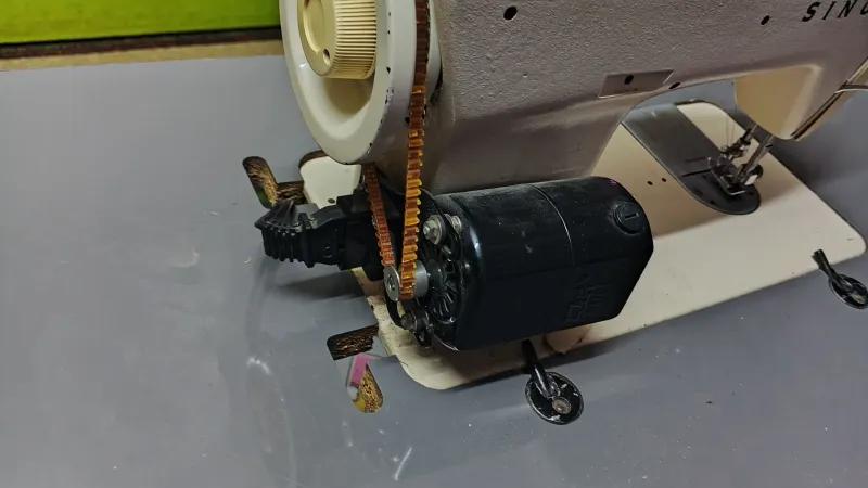 ماكينة خياطة singer بالطربيزة و موتور ألماني و زجزاج