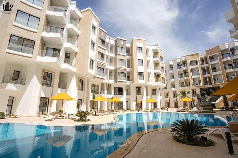 شقة 90 متر غرفتين و صالة تطل على حمام السباحة و الحديقة