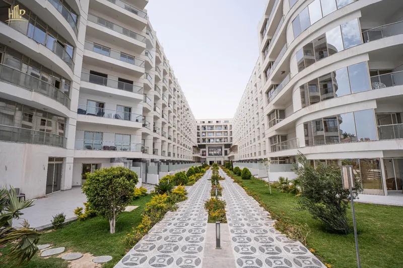 شقة 100م بغرفة وصالة بإطلالة مباشرة على البحر في منتجع فاخر