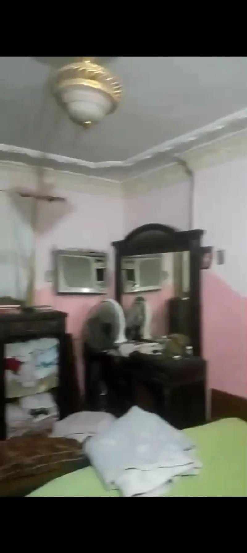 شقه للبيع في شارع خالد مكى خلف كوافير عادل المصرى العشرين فيصل