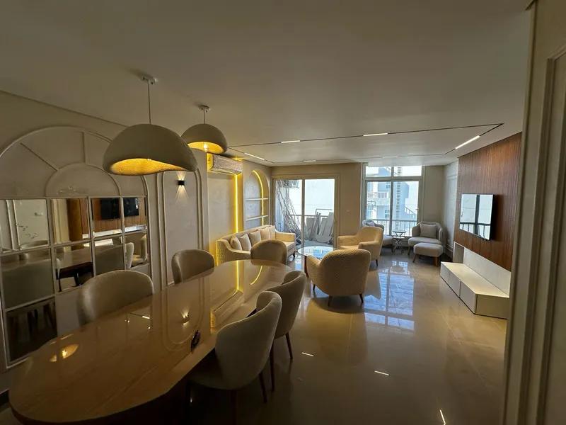 شقه في التجمع امام بوابه الرحاب 175 متر السعر لقطه