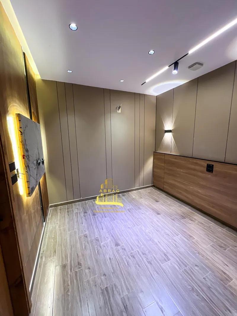 أستوديو دور اول غرفة وصالة وحمام ومطبخ .