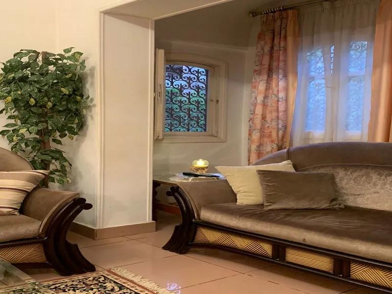 شقة للايجار في شيراتون خلف النساجون | مفروشة ومكيفة الدور الارضي مرتفع