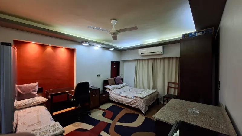 غرفة كبيرة للإيجار بموقع متميز في ميدان الحصري بـ6 أكتوبر