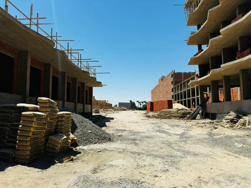 شقتك بإطلالة على البسين في قلب الغردقة