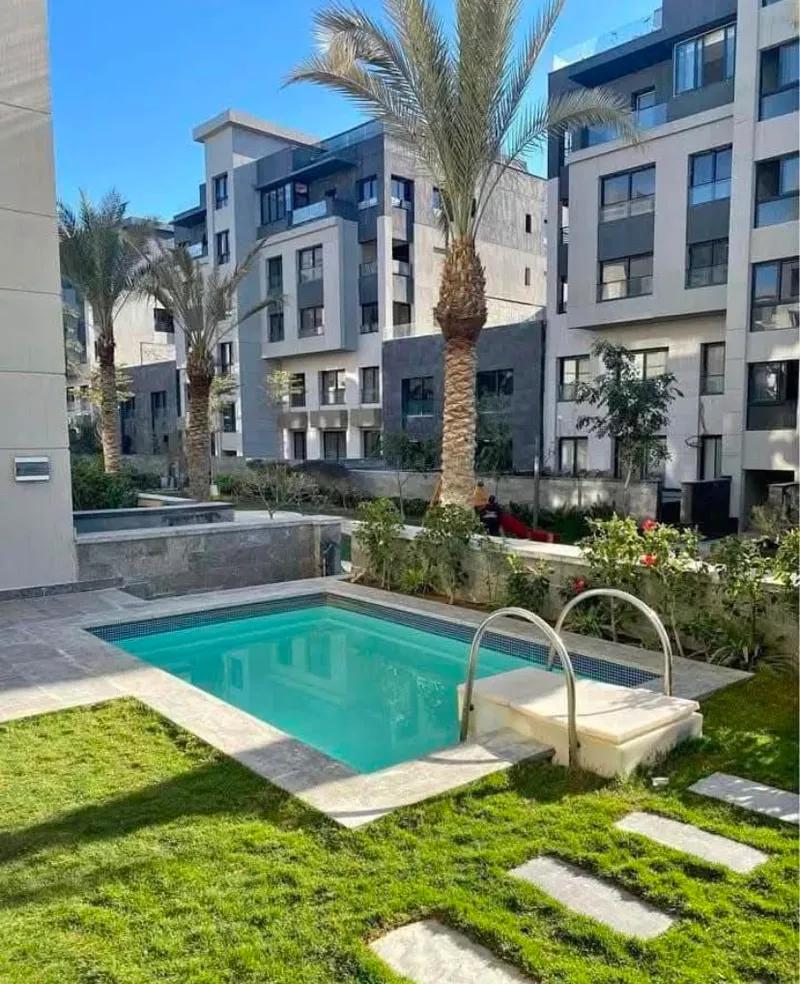 شقة للبيع في Trio gardensالتجمع الخامس استلام قريب متشطبة بالكامل