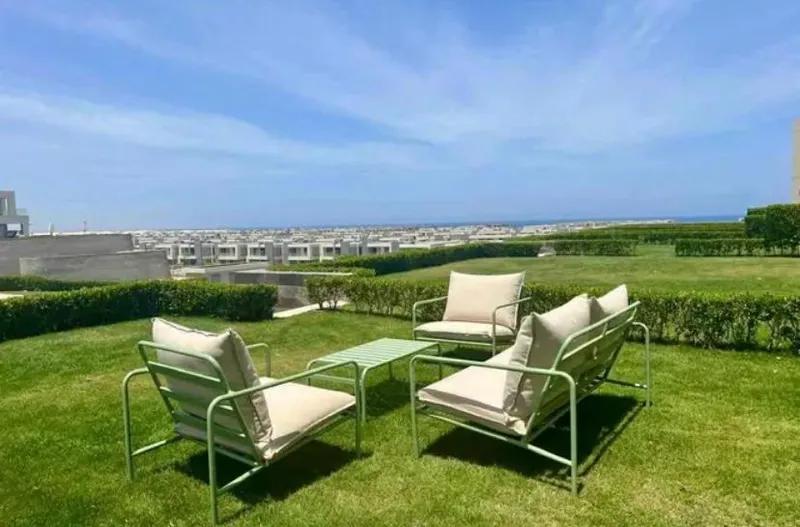 للبيع ارضي بجاردن Ready to move و Sea view في La vista Bay East
