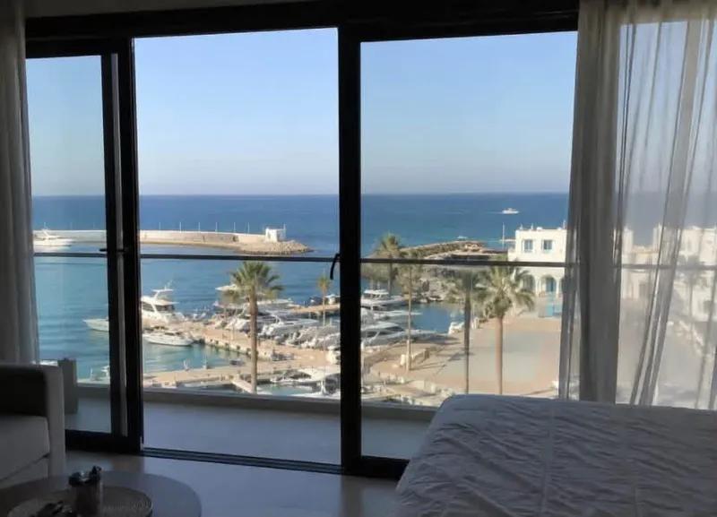 شاليه بحري للبيع 100متر متشطب بالكامل علي المارينا في الساحل الشمالي