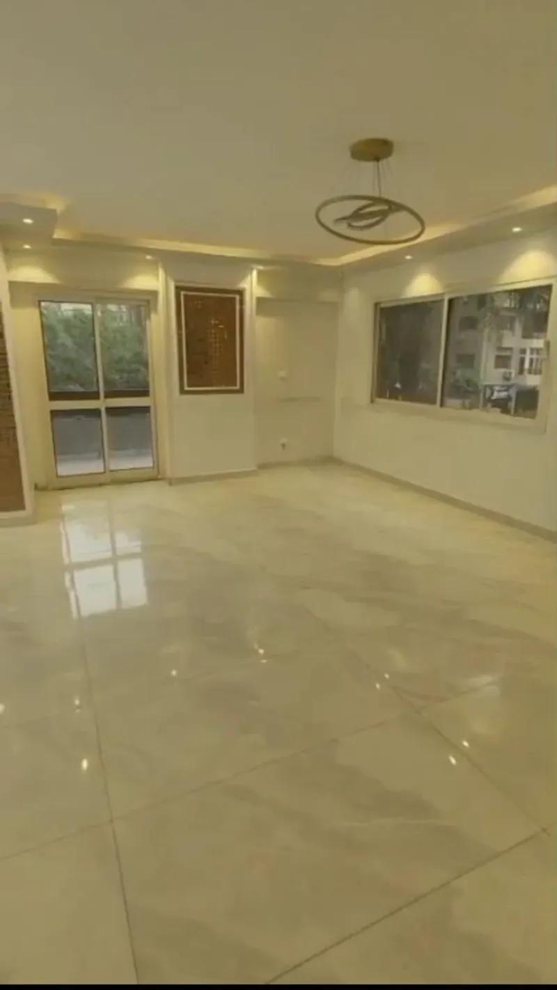 فرصه شقه للبيع تصلح سكني او اداري بالقرب من سراج مول