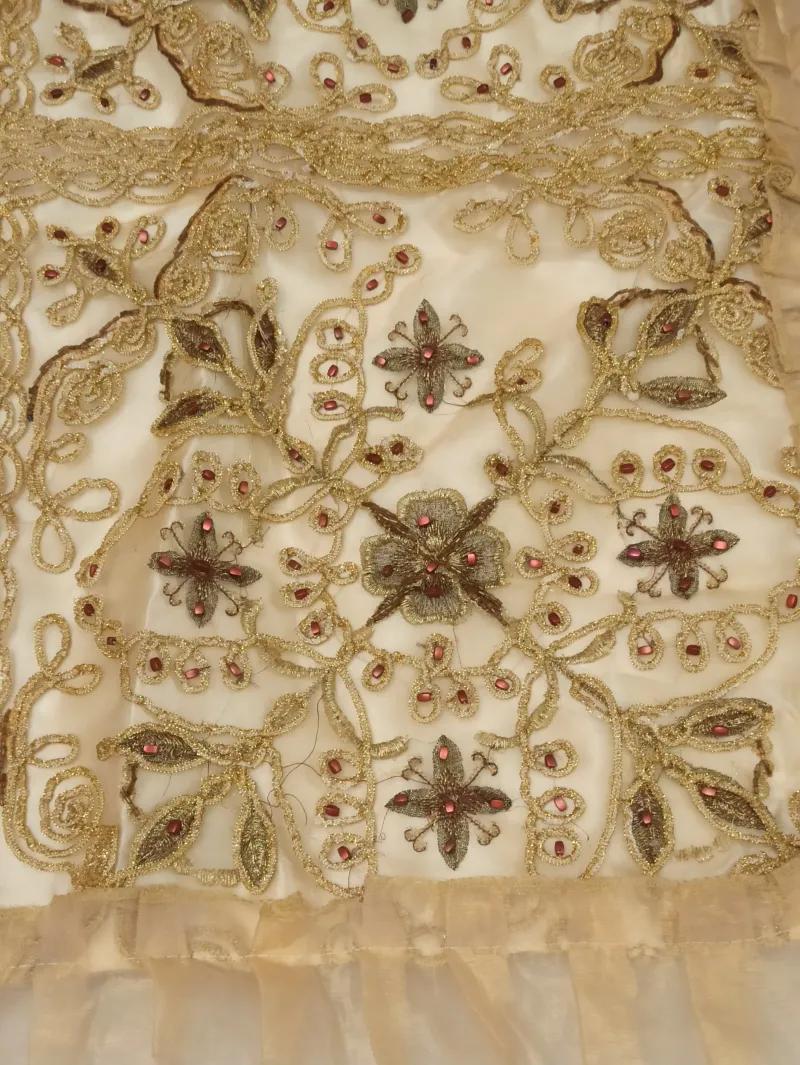 مفرش سرير للعرايس كالجديد تماما