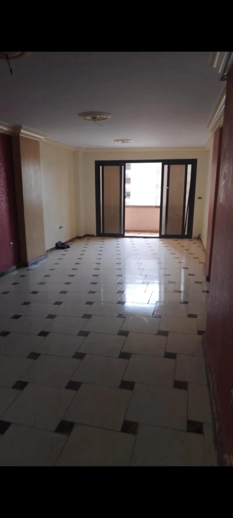 شقة للبيع بموقع متميز قريبة للبحر ولشارع خالد بن الوليد وسنترال ميامى