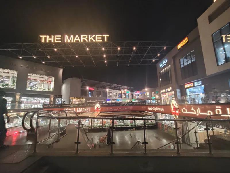 محل تجاري للبيع متشطب ومتاجر داخل Market mall