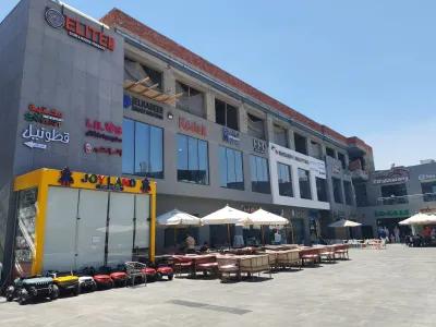 تجاري للإيجار 76متر في المرحله الثانيه من مول the market in New Cairo, Cairo - 174,800 EGP