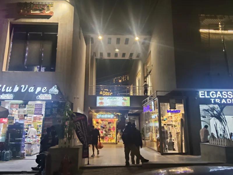 تجاري للإيجار 76متر في قلب الزحمة مرحله الثانيه مول market