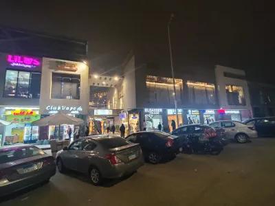 تجاري للايجار في قلب الزحمه لوكيشن قوي القاهره الجديده