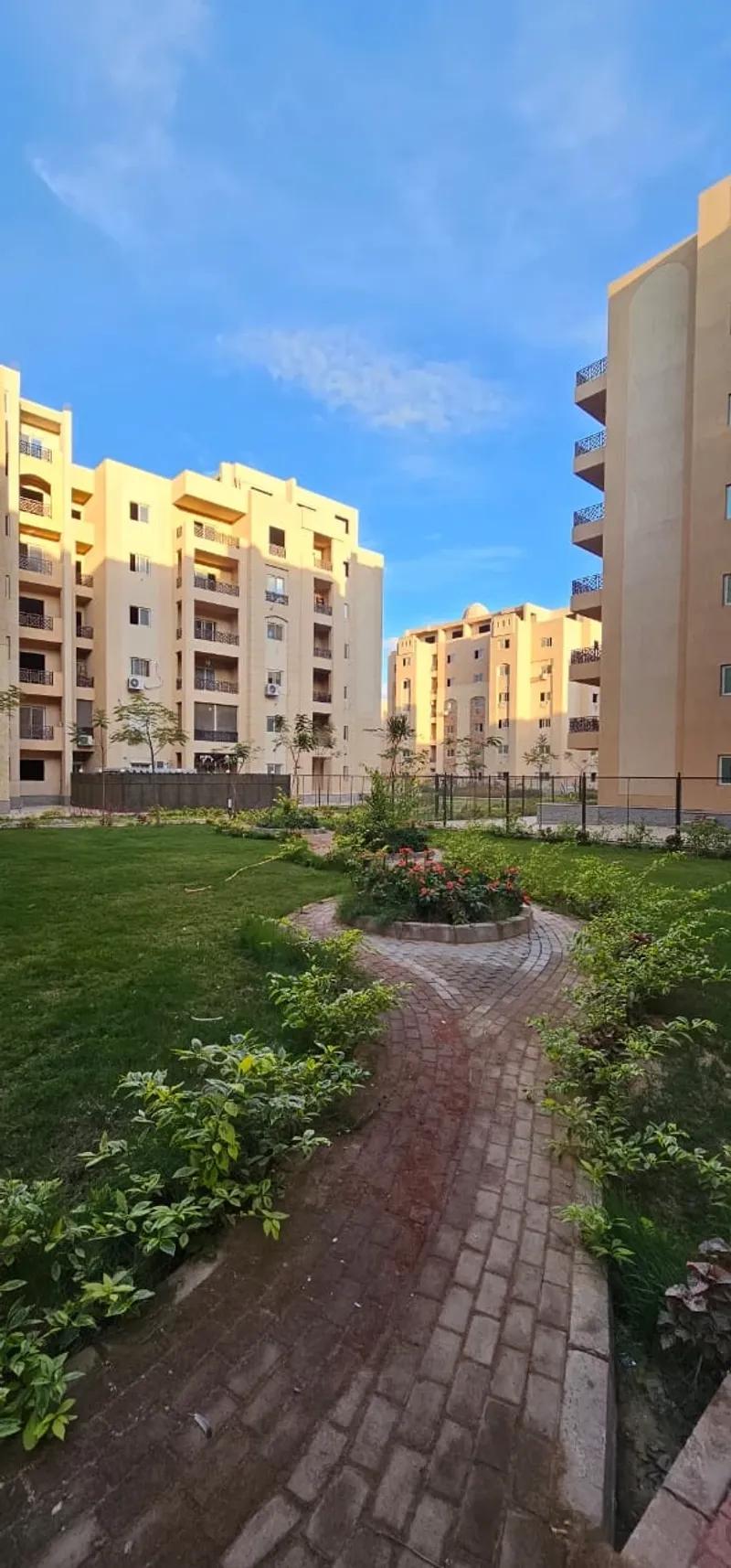 شقة للايجار بكمبوند جاردن سيتي