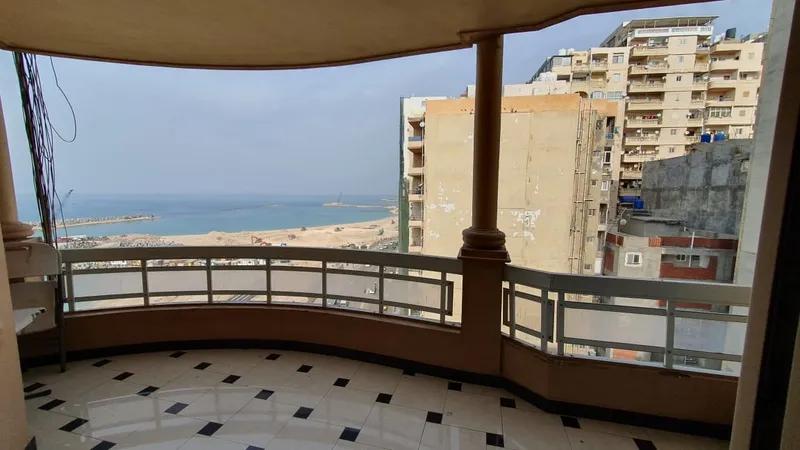 شقة للبيع على البحر مباشر